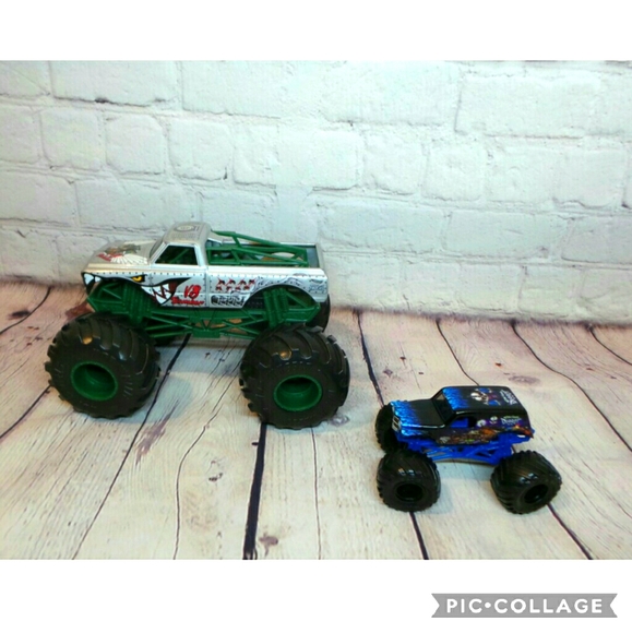 Hot Wheels Monster Trucks V8 Bomber & Son Uva Digg - Picture 1 of 4